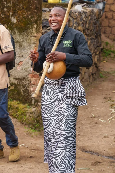 Gasura Ruanda - 8 Eylül 2025; Afrika köyü - Kültür kostümlü adam Rwanda köyünde umuduri oynuyor