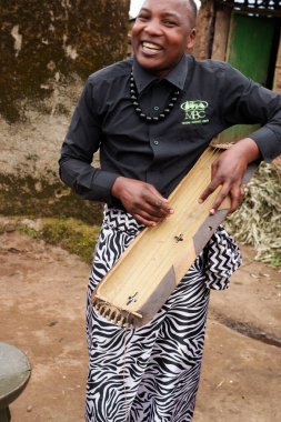 Gasura Rwanda - 8 Eylül 2025; Eğlendirici ile müzikal hoş geldin Afrika telli bir enstrüman çalmak ve şarkı söylemek.