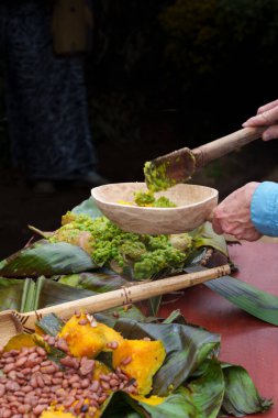 Gasura Ruanda - 8 Eylül 2025; İyi temel gıda, aile yemeği aile evinin bahçesinde servis ediliyor.
