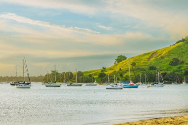 Pilot Koyu 'ndaki Maunganui Dağı üssü öğleden sonra geç saatlerde boydan boya etki yaratıyor, Tauranga Yeni Zelanda.