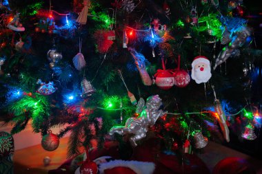 Bir Noel ağacının ayrıntıları, dekorasyonlar ve renkli ışıklandırmalar