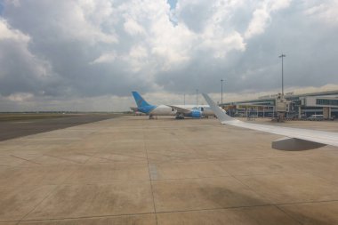 Da Es Salaam Tanzanya - 9 Eylül 2025; Julius Nyerere Uluslararası Havaalanı 'na park etmiş zürafa görüntülü Air Tanzania.