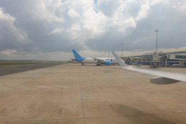 Da Es Salaam Tanzanya - 9 Eylül 2025; Julius Nyerere Uluslararası Havaalanı 'na park etmiş zürafa görüntülü Air Tanzania.