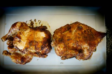 Pişirilmiş iki tavuk oyulmaya ve yenmeye hazır..