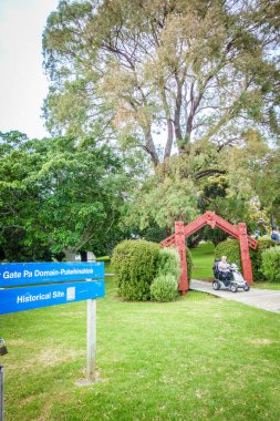 Tauranga Yeni Zelanda - 12 Ocak 2026; Mobilite scooter 'lı yaşlı adam Pukehinahina ya da Pa Reserve' e giriş kapısından geçer..