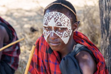 Tarangire Ulusal Parkı - Tanzanya - 13 Eylül 2025; Masai 'li genç çocuk sünneti ve karakteristik bastonuyla.