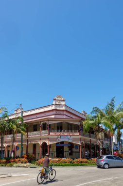 Grafton Avustralya - 5 Şubat 2026; Weiley 's Market Tarihi Koloni Oteli, yangından sonra 1909' da inşa edildi, bisikletçi Pound Street 'teki kavşakta belirsizliğini korudu.