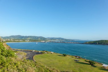 Corambirra Point 'ten Avustralya' nın Coffs Limanı 'na sabah vakti Muttonbird Adası' na ve marinaya bakın..