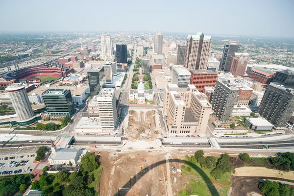 Vista aérea del centro de St Louis desde el área de observación en Gateway Arch . — Foto de Stock