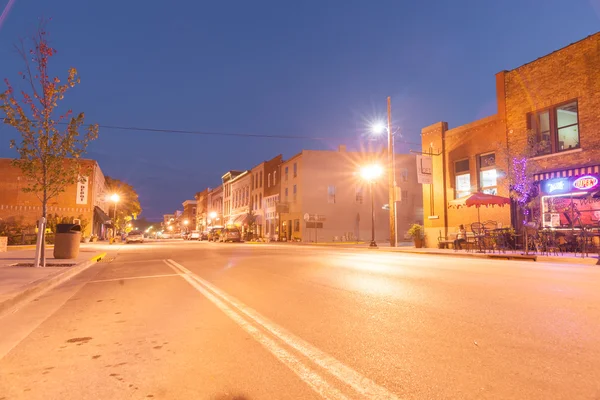 Nachtverlichting op Main Street Hannibal Missouri ons — Stockfoto