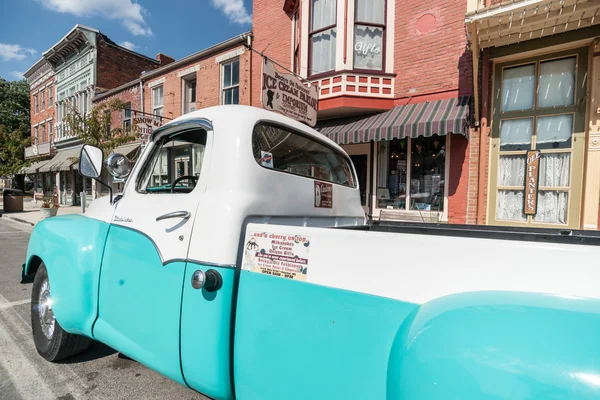 Odrestaurowany samochód ciężarowy Studebaker w Main Street Hannibal Missouri Usa — Zdjęcie stockowe