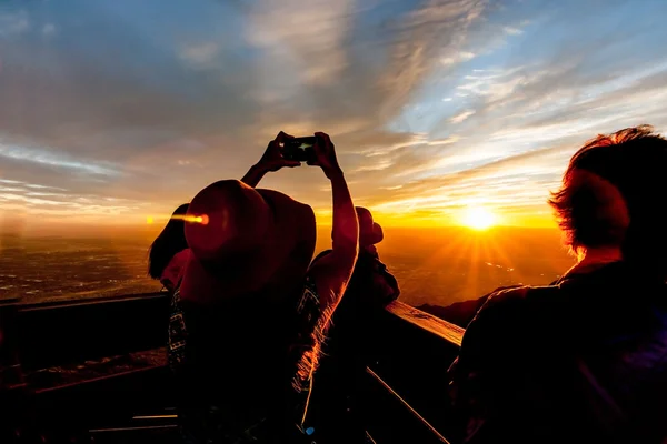 Tourists silhouetted watch and photograph brilliant New Mexico s — Stock Photo, Image