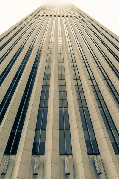 Detalle arquitectónico del rascacielos elevándose hacia el cielo brumoso por encima , — Foto de Stock