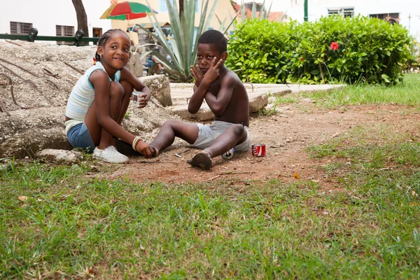 Niños sin juguetes jugando en la calle . — Foto de Stock