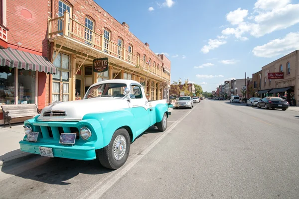 Odrestaurowany samochód ciężarowy Studebaker w Main Street Hannibal Missouri Usa — Zdjęcie stockowe