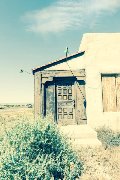 New Mexico eve Route 66 ile ilgili eski terk edilmiş Meksika styl yıpranmış — Stok fotoğraf
