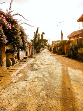 Afrika sokaklarının betimleyici güzelliğini gösteren eski bir kasaba yolu