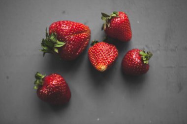 Gri arka planda taze çilekler var. Yüksek kalite fotoğraf