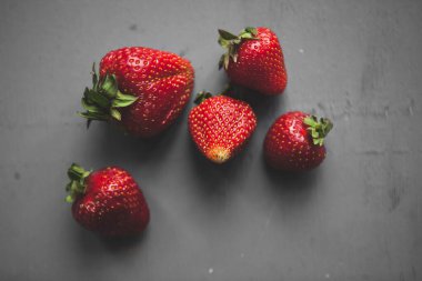 Gri arka planda taze çilekler var. Yüksek kalite fotoğraf