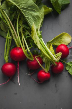 Gri arka planda taze turplar. Yüksek kalite fotoğraf