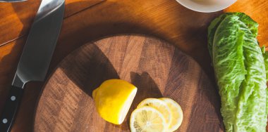 Tahta bir tahtanın üzerinde limon keserek. Yüksek kalite fotoğraf