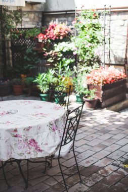  Boş bir restorandaki masaların manzarası