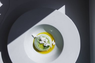 Panna cotta çölü beyaz bir tabakta