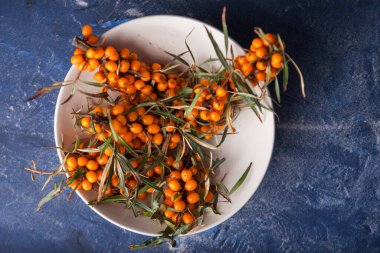 Böğürtlenli deniz dikenli dallar bir tabakta yatıyor
