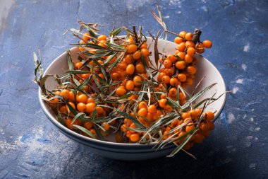 Böğürtlenli deniz dikenli dallar bir tabakta yatıyor