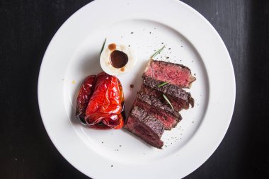 Tabakta bir dilim pasta