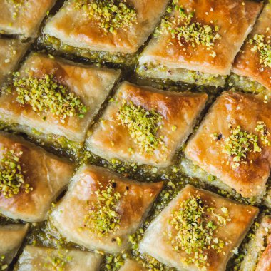 Çam fıstığı manzaralı lezzetli bir baklava.