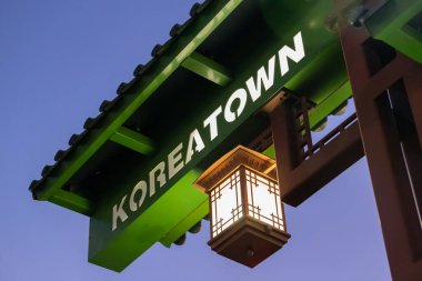 5 Şubat 2020 'de Los Angeles, Kaliforniya' da Olympic & Western yakınlarında mahalleye hoş geldin tabelası.