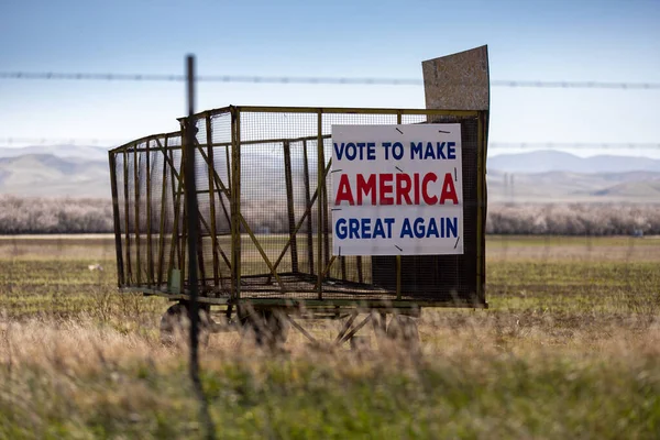 24 Şubat 2020 'de Kaliforniya' nın Merkez Vadisi 'ndeki eyaletler arası yolun yanındaki tarım arazisine 