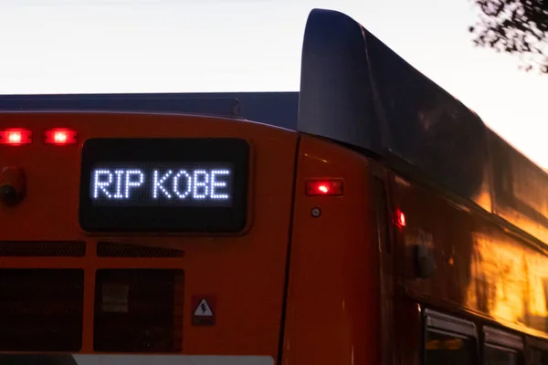Ölümünden sonraki günlerde, şehir otobüsü şoförleri 5 Şubat 2020 akşamı Los Angeles, Kaliforniya 'da NBA oyuncusu Kobe Bryant' ı andılar..