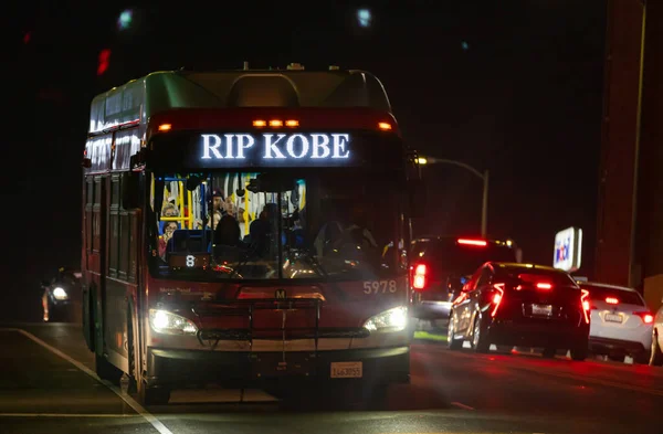 Ölümünden sonraki günlerde, şehir otobüsü şoförleri 5 Şubat 2020 akşamı Los Angeles, Kaliforniya 'da NBA oyuncusu Kobe Bryant' ı andılar..