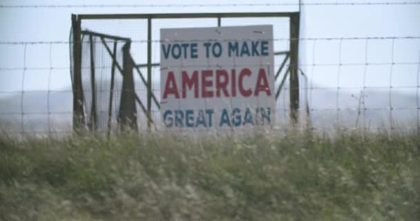 Maga Sign Fence Rack Focus Bortom Ett Taggtrådsstängsel Står Det — Stockvideo