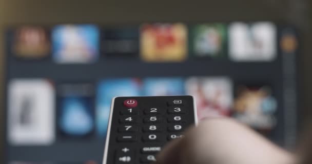 Televisione Remote Surf Avvicinati Pulsanti Remoti Spettatore Scorre Pagine Miniature — Video Stock