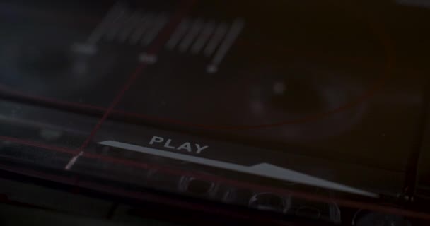 Tape Deck Play Ominous Una Luz Extiende Dramáticamente Través Macro — Vídeos de Stock