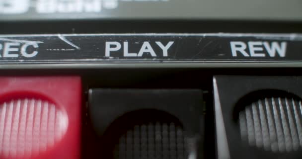 再生ボタンを押す マクロ 古いオーディオカセットプレーヤーで押されている再生ボタンのマクロを閉じます — ストック動画