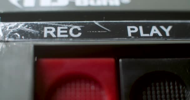 新闻记录按钮 正在按压在老式盒式磁带唱机上的播放记录按钮的宏关闭 — 图库视频影像