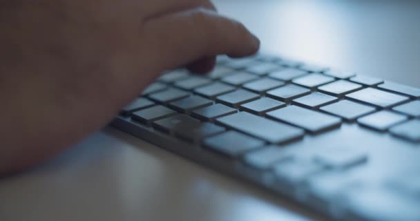 Graue Tastatur Tippen Person Tippt Und Schlägt Mehrmals Auf Einer — Stockvideo