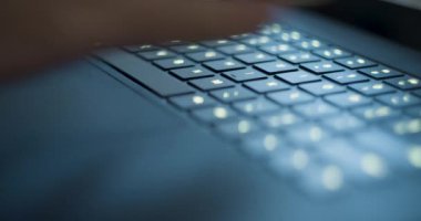 Siyah Laptop yarış pisti. Kişi pist ile yazı yazar ve gezinir ve dizüstü bilgisayardaki uzay çubuğuna birkaç kez basar.