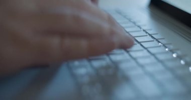 Gri Laptop Daktilo. Tipler ve tuşlar dizüstü bilgisayardan girilsin.