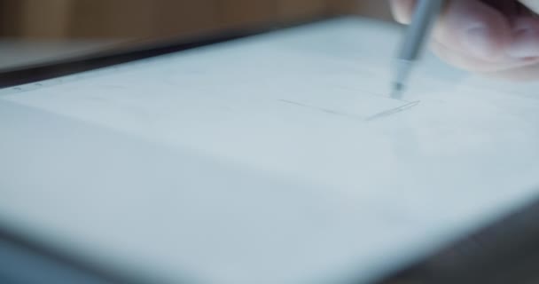 Artista Esboça Depois Apaga Recomeça Tablet Desenho Digital — Vídeo de Stock