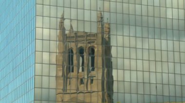 bir Victoria Gotik Revival katedral yansıması