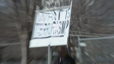 protestocu bir işaret tutan