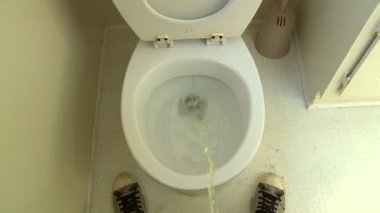 adam ayakta ve peeing