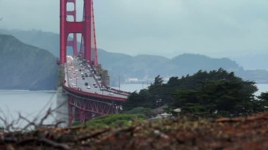 araç trafiğine Golden Gate Köprüsü üzerinde