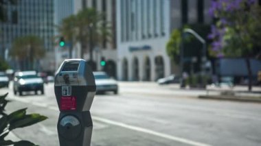 Parkmetre yoğun bir cadde üzerinde
