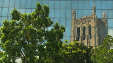 bir Victoria Gotik Revival katedral yansıması